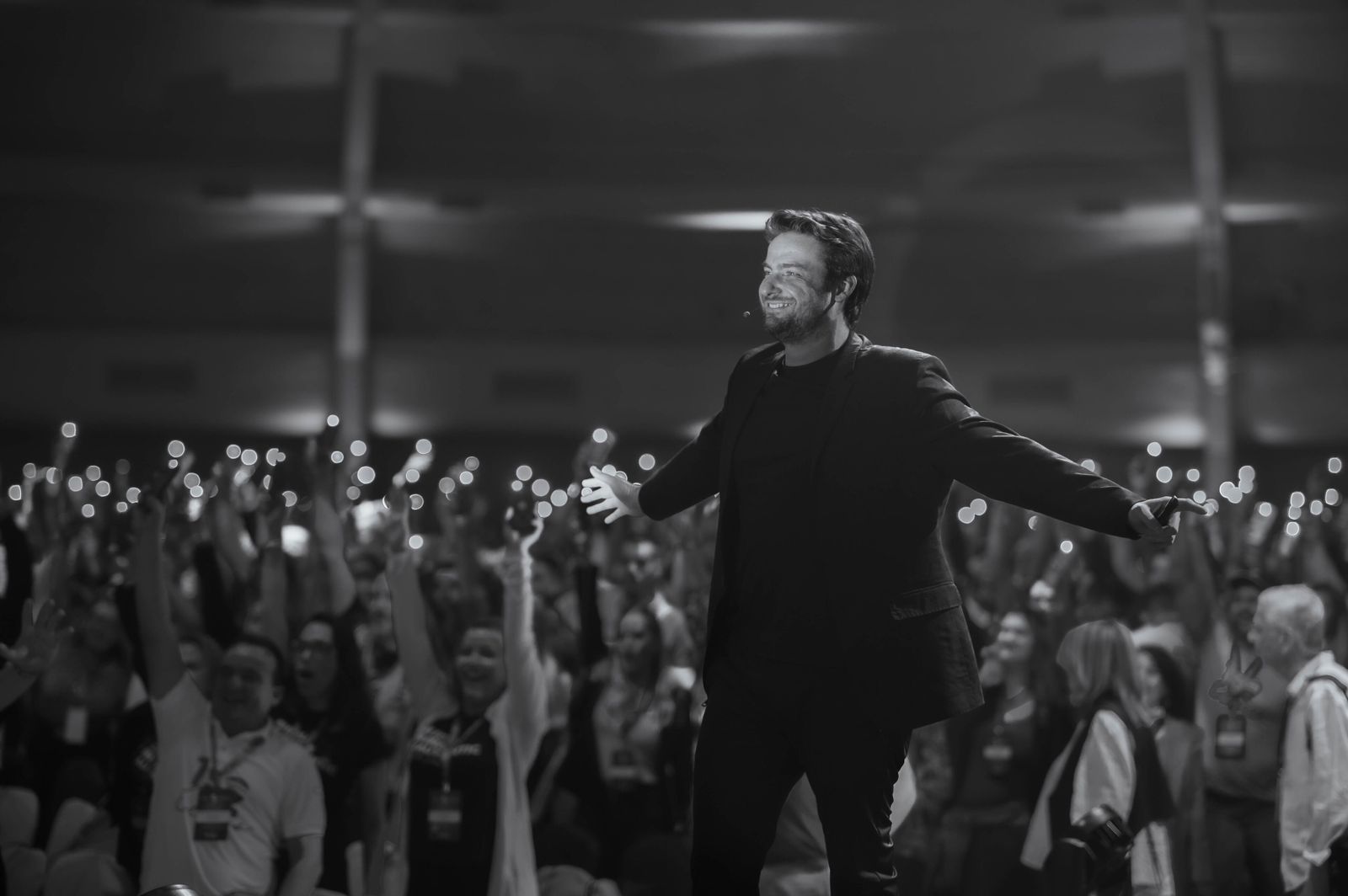 Palestrante de inteligência artificial e tecnologia no palco