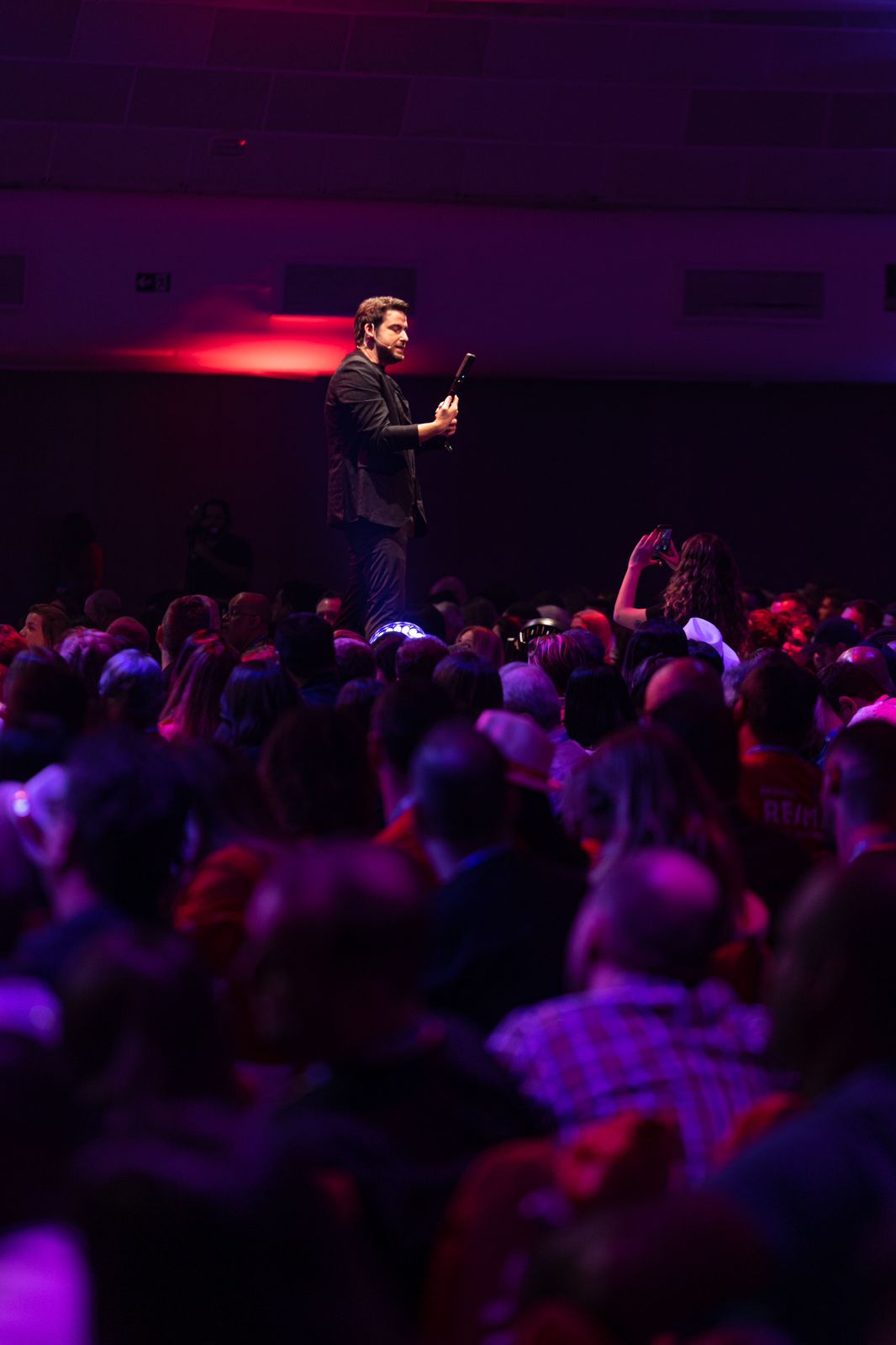 Tony ventura palestrante de inteligência artificial falando de forma simples